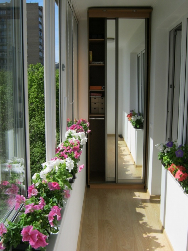 Остекление балконов и лоджий в Калуге, внутренняя отделка - шкаф и цветы