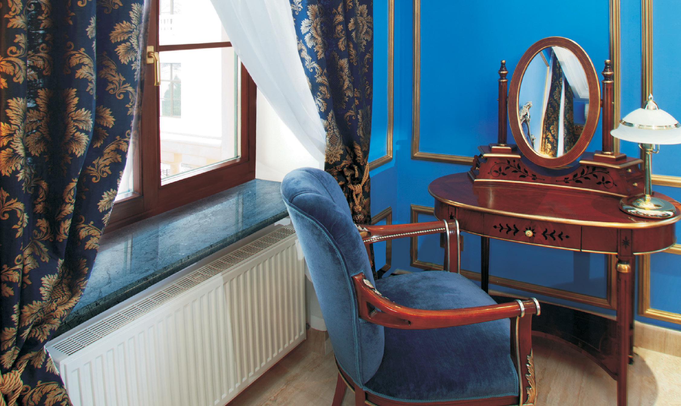 Подоконник DANKE синий в интерьере кабинета в Калуге фото